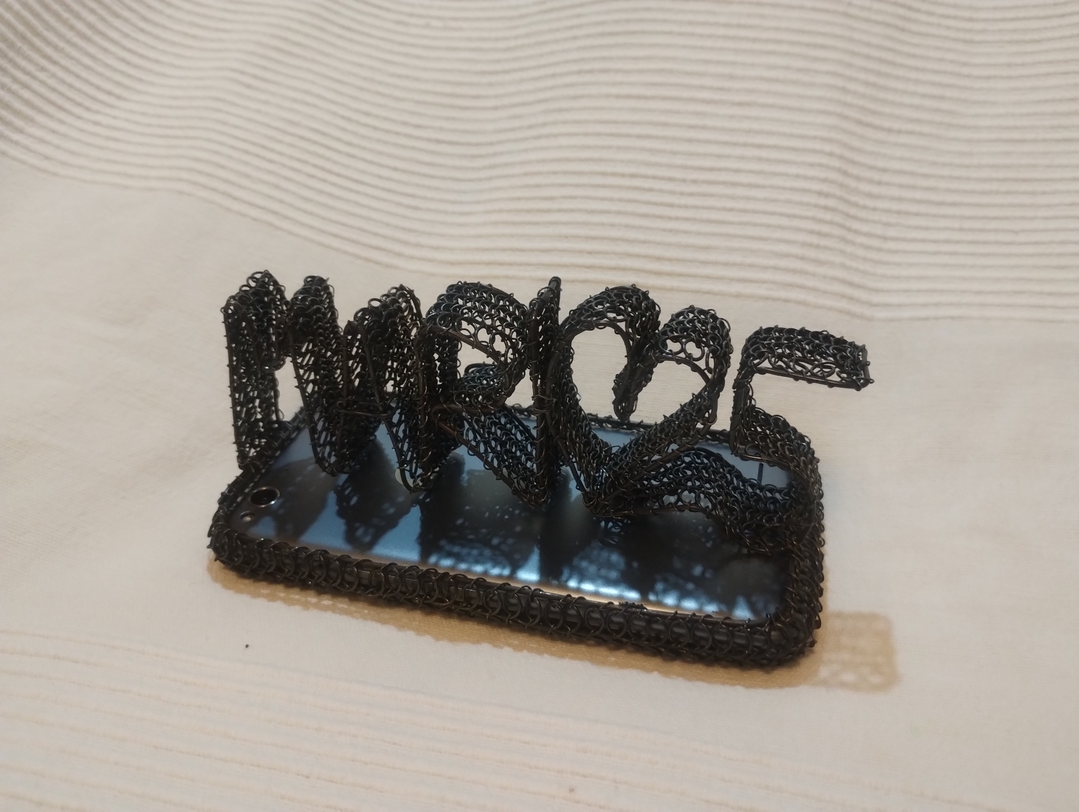 Cena MARK 2025 pro Annu Hlušičkovou (drátěný nápis MARK 25 na mobilním telefonu)