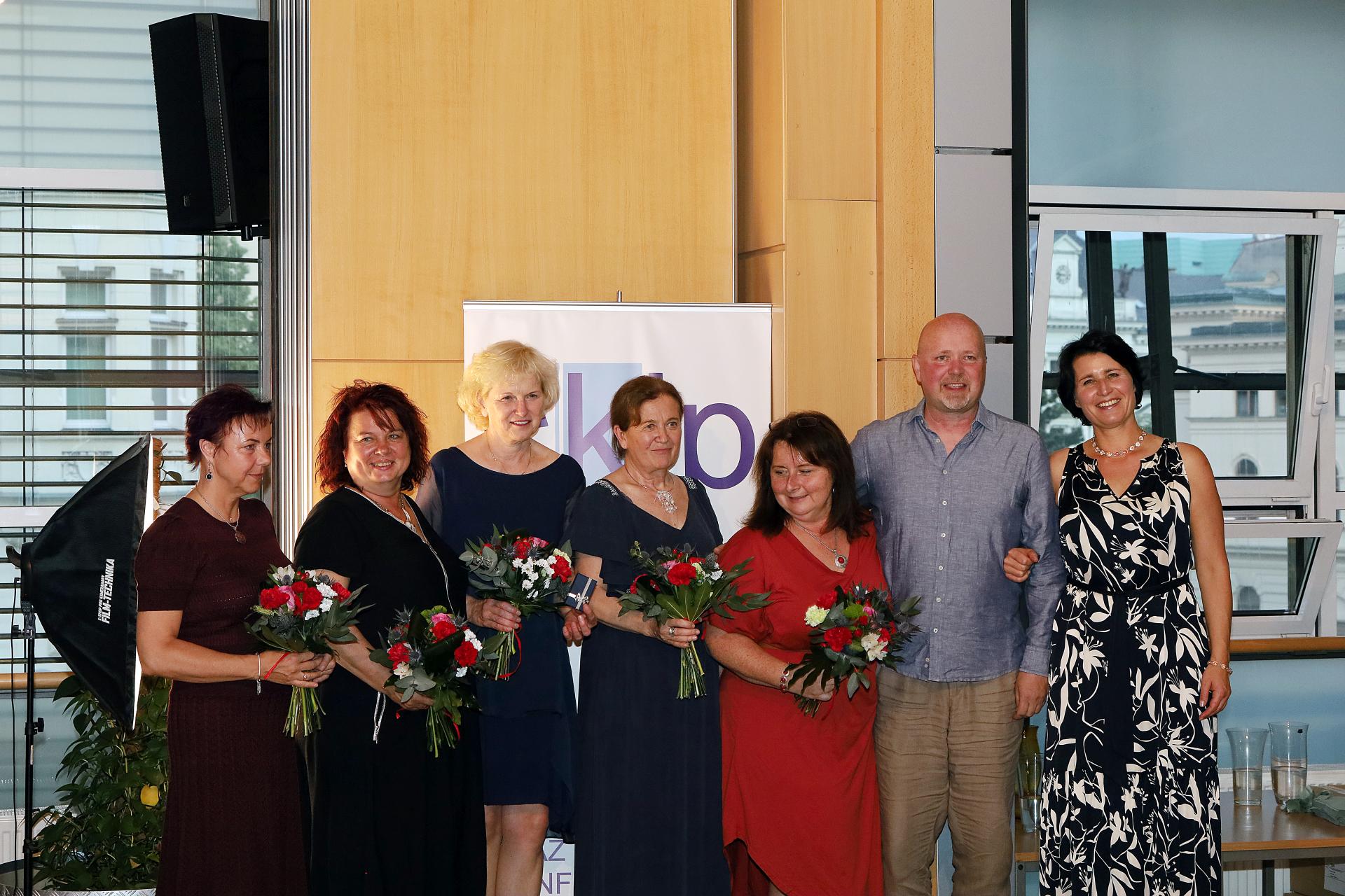 Držitelé Ceny českých knihovníků 2025, zleva Daniela Divínová, Ilona Salajková, Lenka Prucková, Alena Petruželková, Gabriela Jarkulišová, Roman Giebisch. Vpravo ředitelka hostitelské knihovny Liberec Dana Petrýdesová