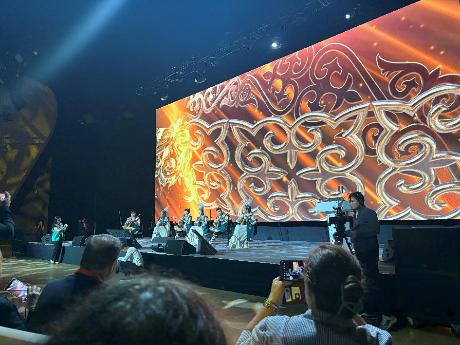 Hudebníci na slavnostně osvětleném pódiu