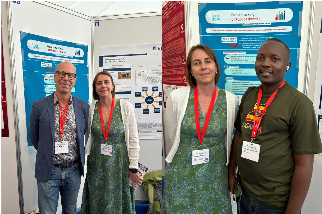 Dvě fotografie ženy před posterem o benchmarkingu veřejných knihoven. Na fotce vlevo se starším mužem s brýlemi, vpravo s mladým afričanem.